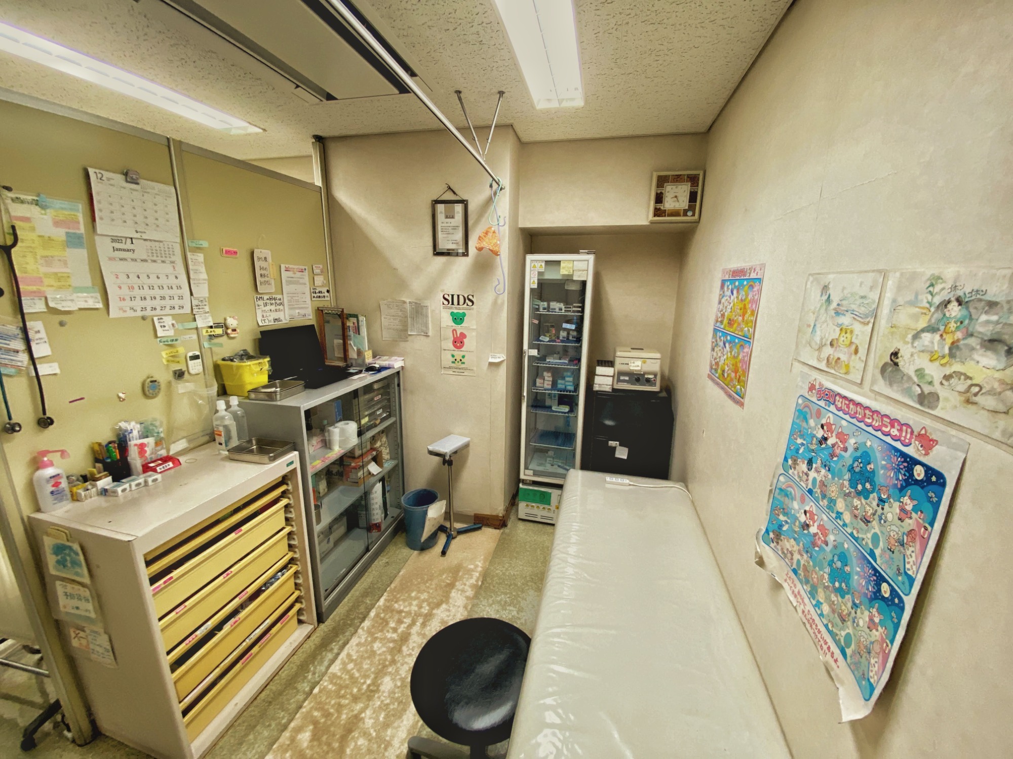 処置室です。専用大型冷蔵庫でワクチンの 保管にも気をつけています。